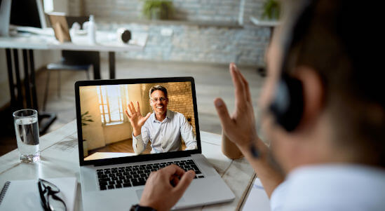 Dekorativ: Zwei Männer telefonieren über Videokonferenz