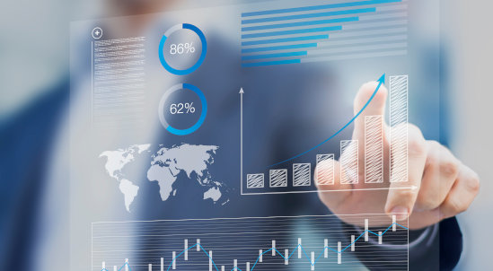 Dekorativ: Mann analysiert Daten