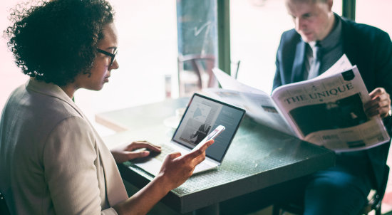 Dekorativ: Frau arbeitet am laptop