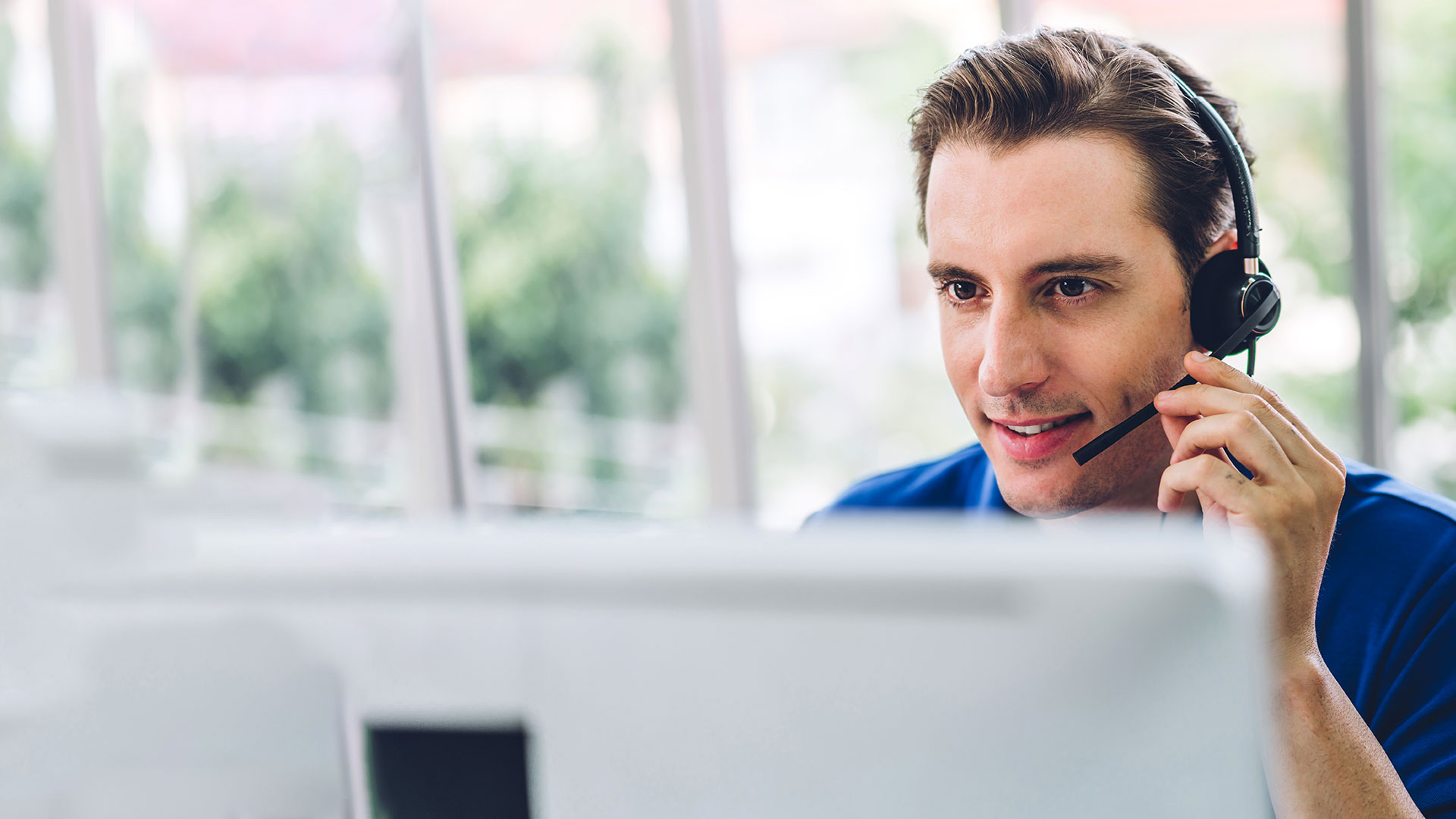 Dekorativ: Mann im Call Center