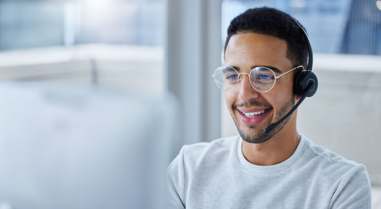 Mann telefoniert mit Headset