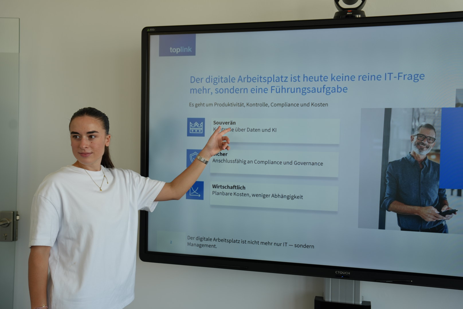 Mitarbeiterfoto aus dem technischen Betrieb: Netzwerktechnikerin an der Leitstelle in Darmstadt, bei der Arbeit, keine Pose vor Serverschränken.