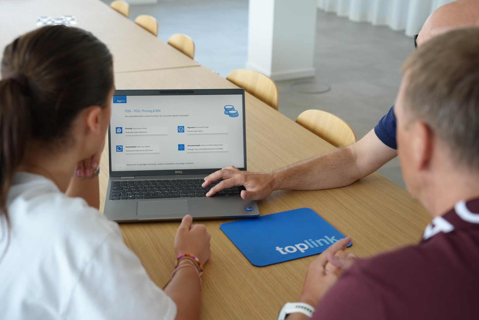 Zwei Kollegen planen gemeinsam am Whiteboard einen Rollout in Etappen