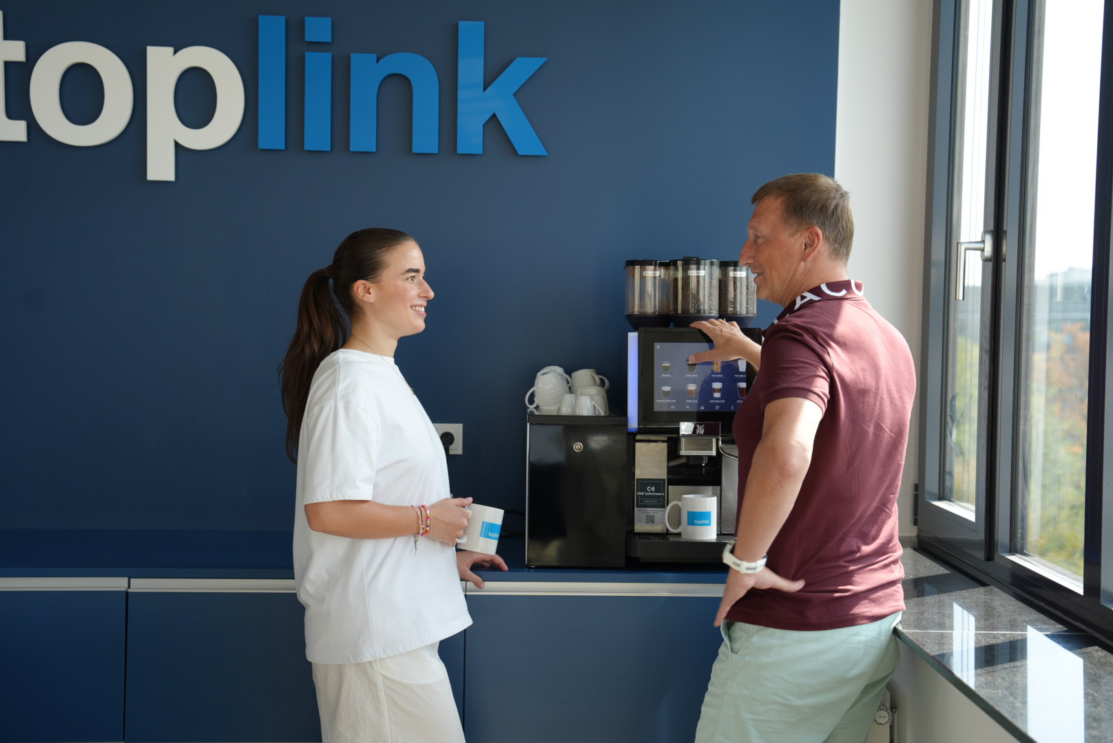 Mitarbeiterfoto: Liefert toplink: Person lehnt sich erleichtert vom Bildschirm zurück. Das Gefühl nach einem Wechsel ohne Drama.