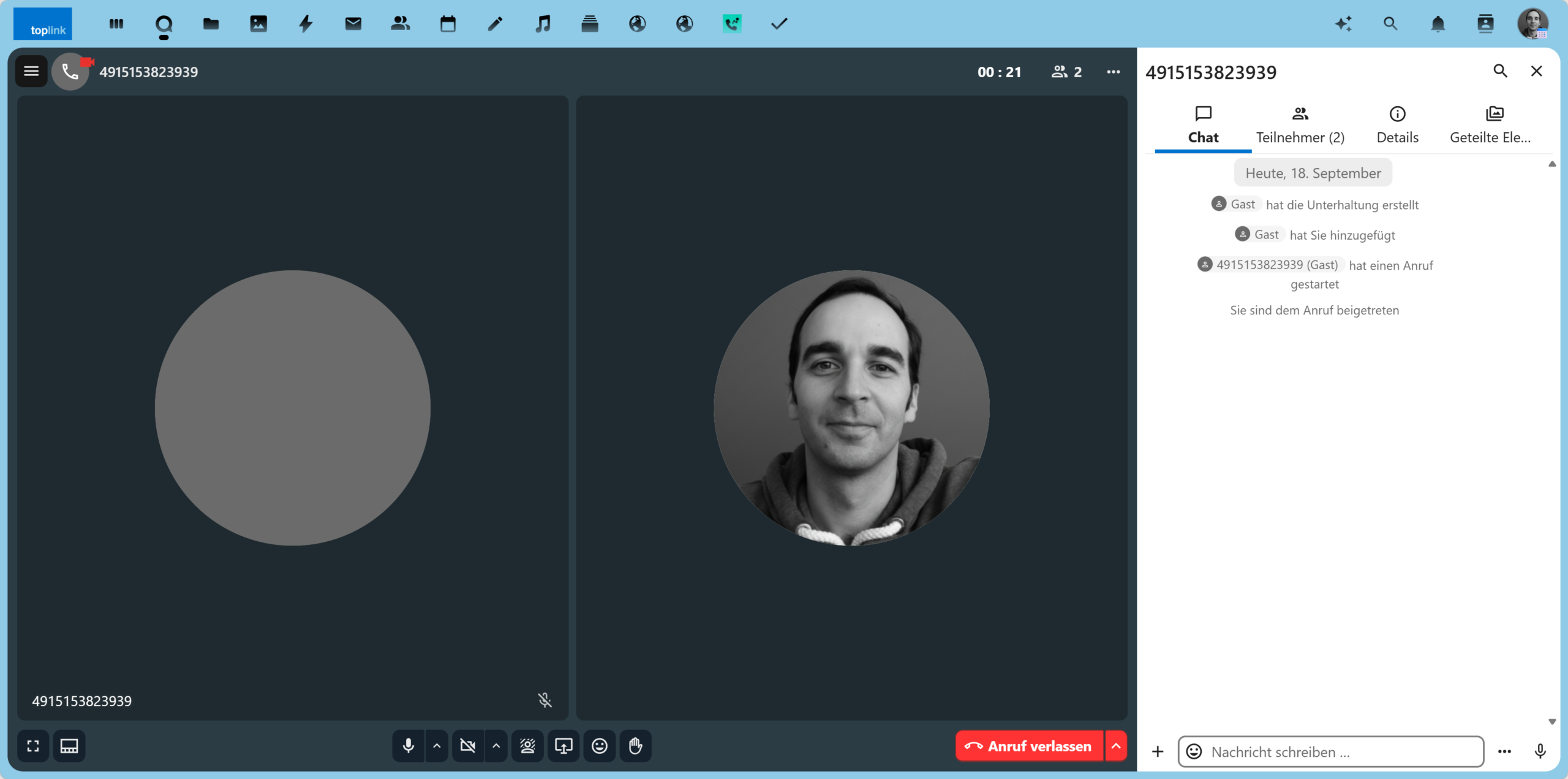 Screenshot des eingehenden Anrufs in Talk, so wie er in der Anwendung tatsächlich aussieht, mit echter Rufnummer, in der hellen Blau-Variante.